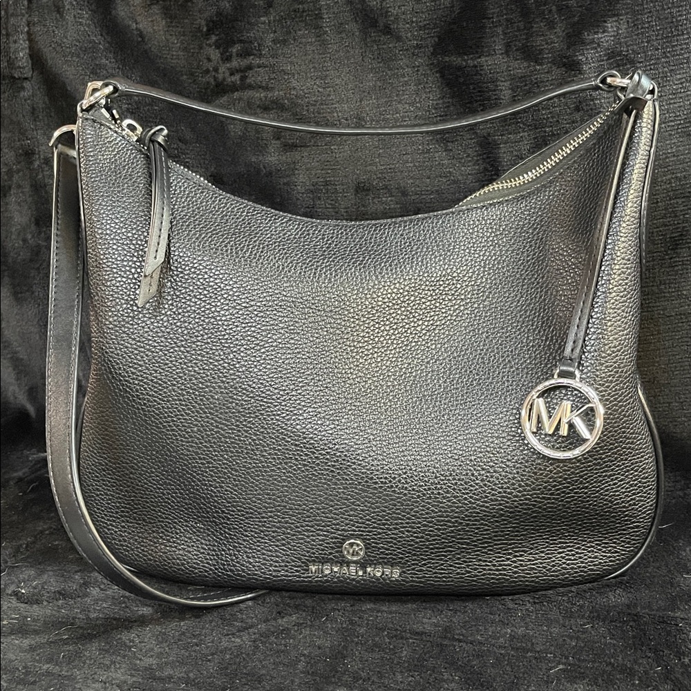 👛125- Michael Kors Textured Black Shoulder Bag